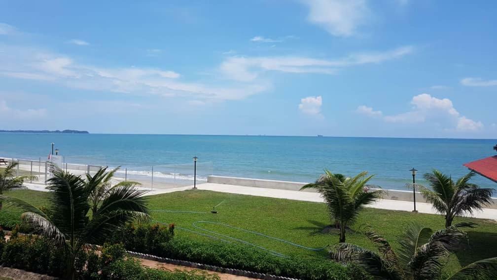 Lotus Seaview Beach Resort, Pengerang Kampung Sungai Rengit Esterno foto