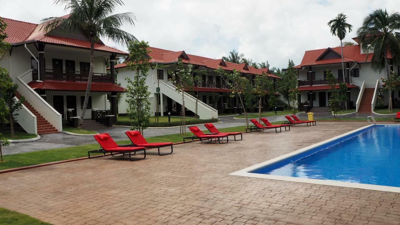 Lotus Seaview Beach Resort, Pengerang Kampung Sungai Rengit Esterno foto