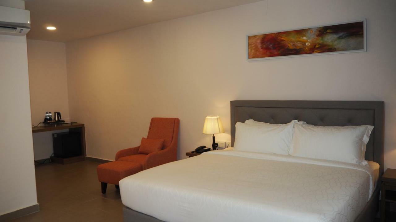 Lotus Seaview Beach Resort, Pengerang Kampung Sungai Rengit Esterno foto