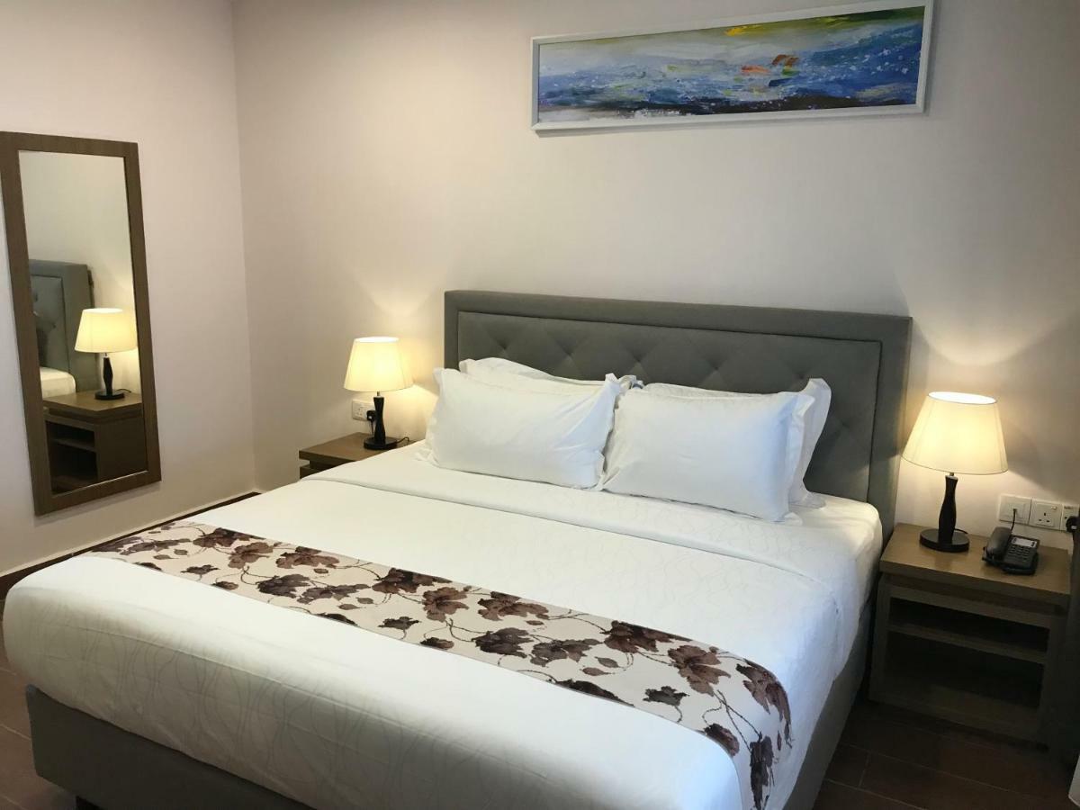Lotus Seaview Beach Resort, Pengerang Kampung Sungai Rengit Esterno foto