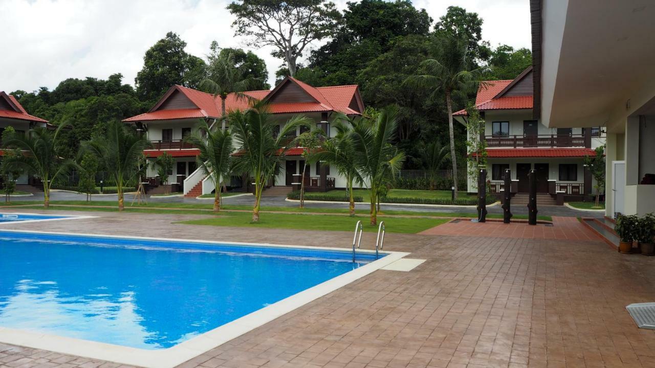 Lotus Seaview Beach Resort, Pengerang Kampung Sungai Rengit Esterno foto