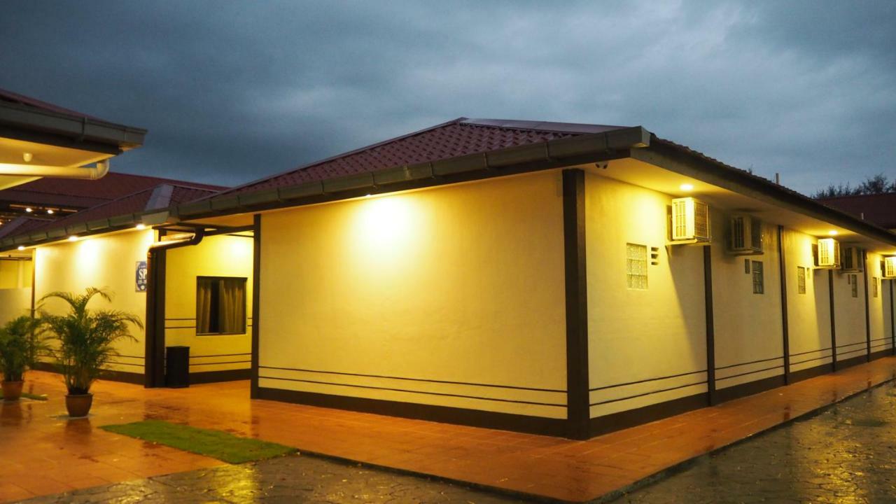 Lotus Seaview Beach Resort, Pengerang Kampung Sungai Rengit Esterno foto