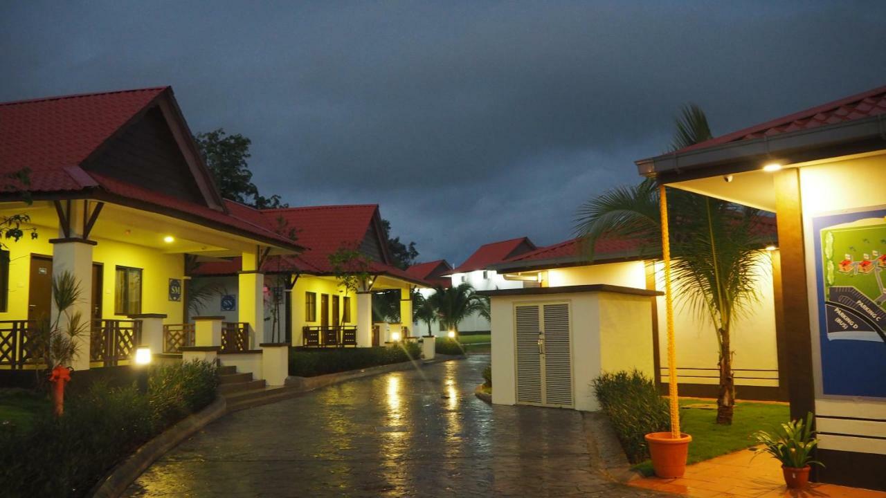 Lotus Seaview Beach Resort, Pengerang Kampung Sungai Rengit Esterno foto