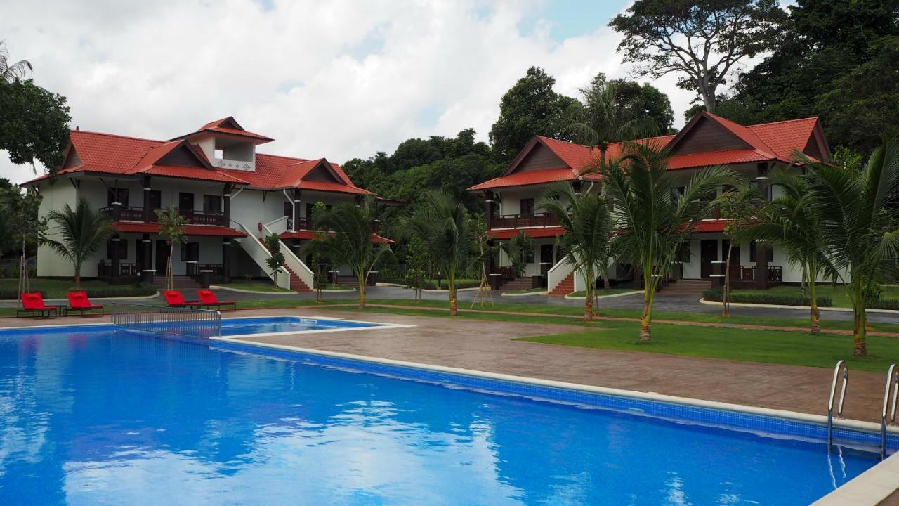 Lotus Seaview Beach Resort, Pengerang Kampung Sungai Rengit Esterno foto
