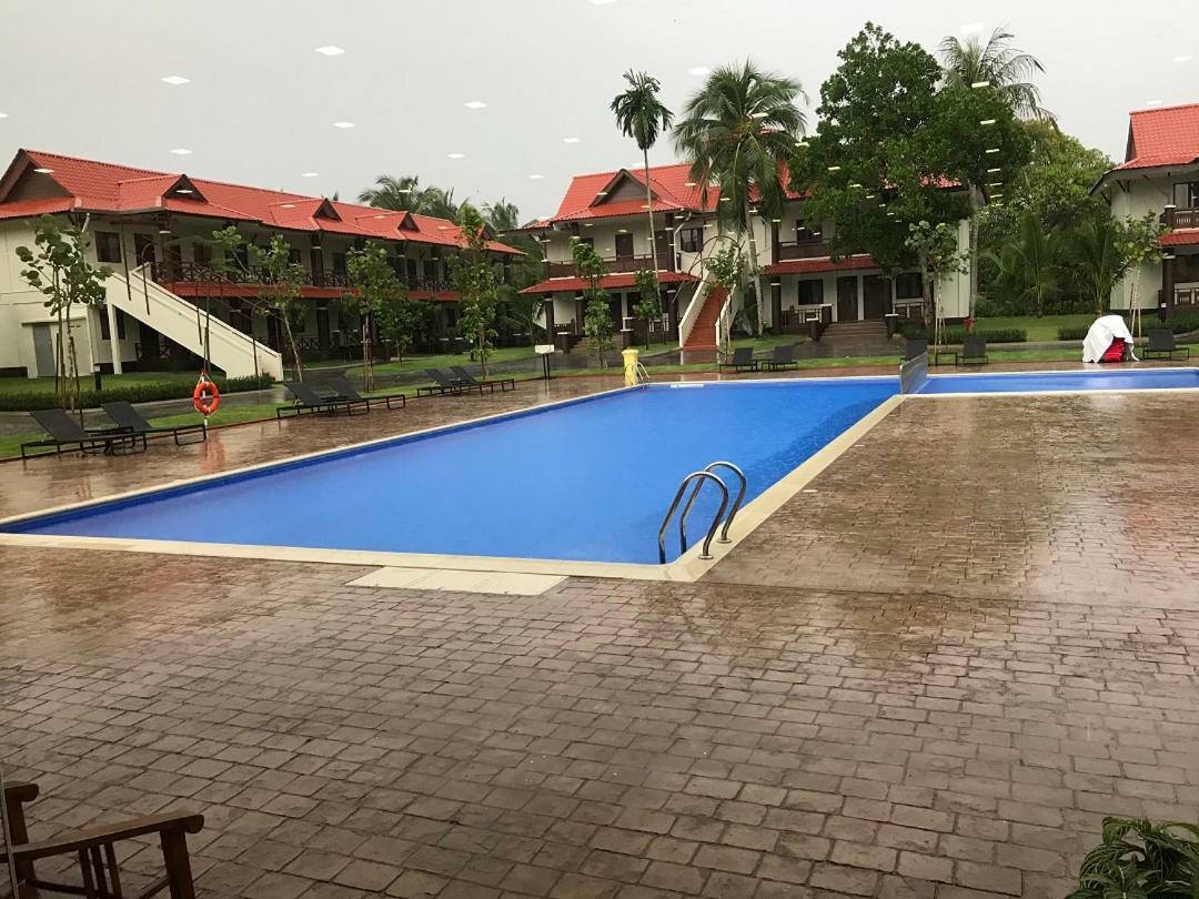 Lotus Seaview Beach Resort, Pengerang Kampung Sungai Rengit Esterno foto