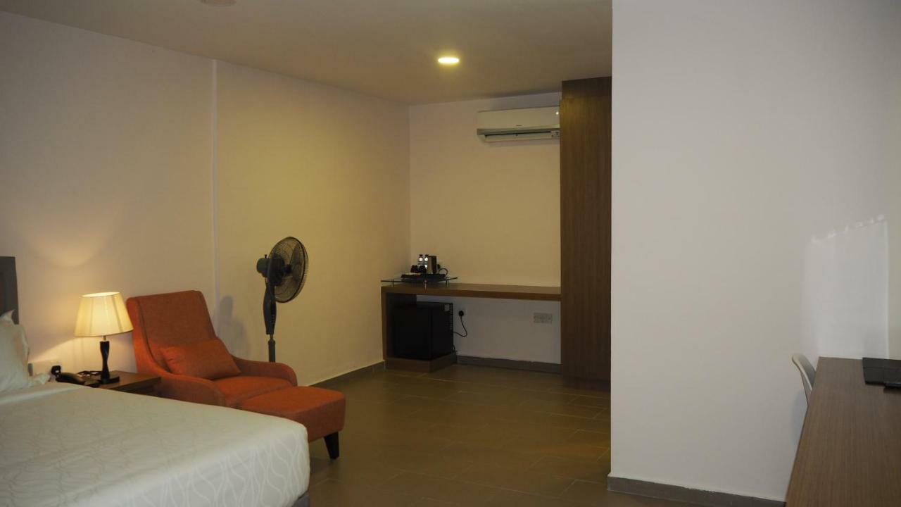 Lotus Seaview Beach Resort, Pengerang Kampung Sungai Rengit Esterno foto
