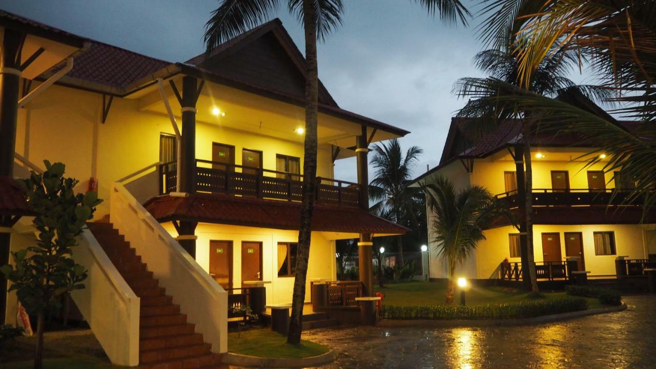 Lotus Seaview Beach Resort, Pengerang Kampung Sungai Rengit Esterno foto