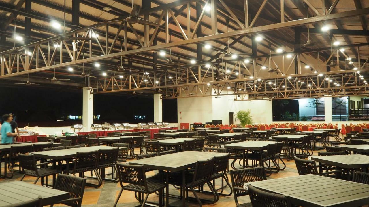 Lotus Seaview Beach Resort, Pengerang Kampung Sungai Rengit Esterno foto