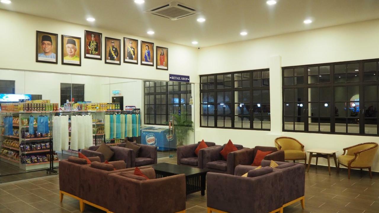 Lotus Seaview Beach Resort, Pengerang Kampung Sungai Rengit Esterno foto