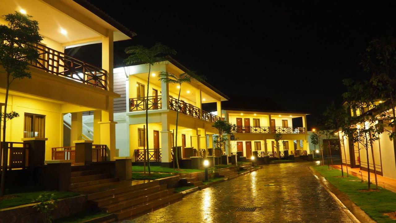 Lotus Seaview Beach Resort, Pengerang Kampung Sungai Rengit Esterno foto