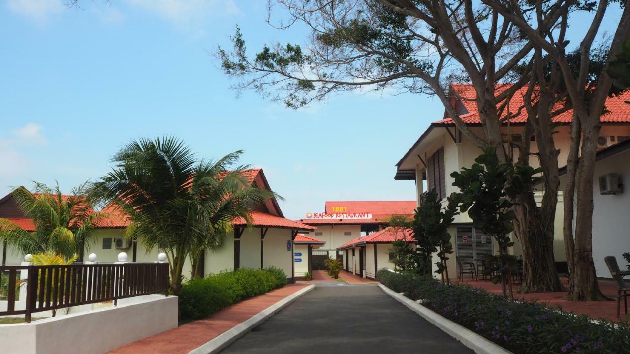 Lotus Seaview Beach Resort, Pengerang Kampung Sungai Rengit Esterno foto