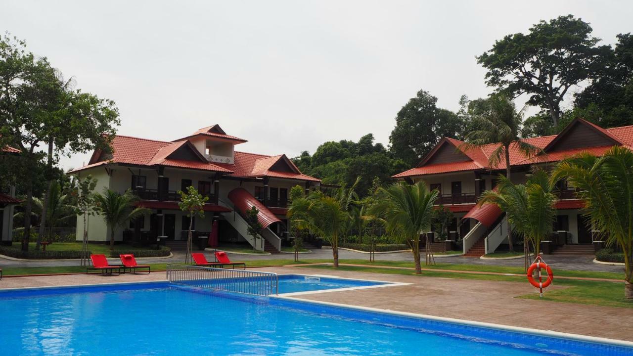 Lotus Seaview Beach Resort, Pengerang Kampung Sungai Rengit Esterno foto