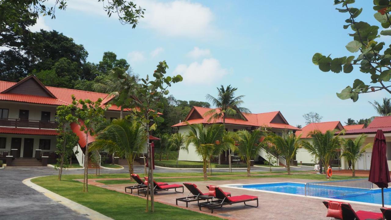 Lotus Seaview Beach Resort, Pengerang Kampung Sungai Rengit Esterno foto