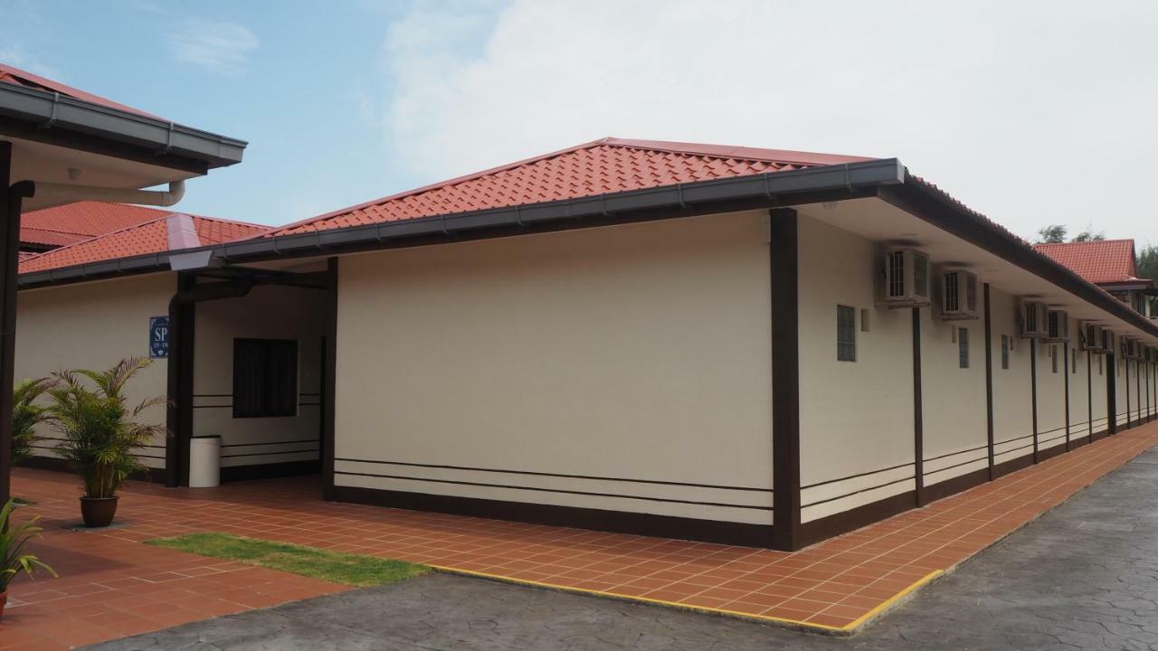 Lotus Seaview Beach Resort, Pengerang Kampung Sungai Rengit Esterno foto