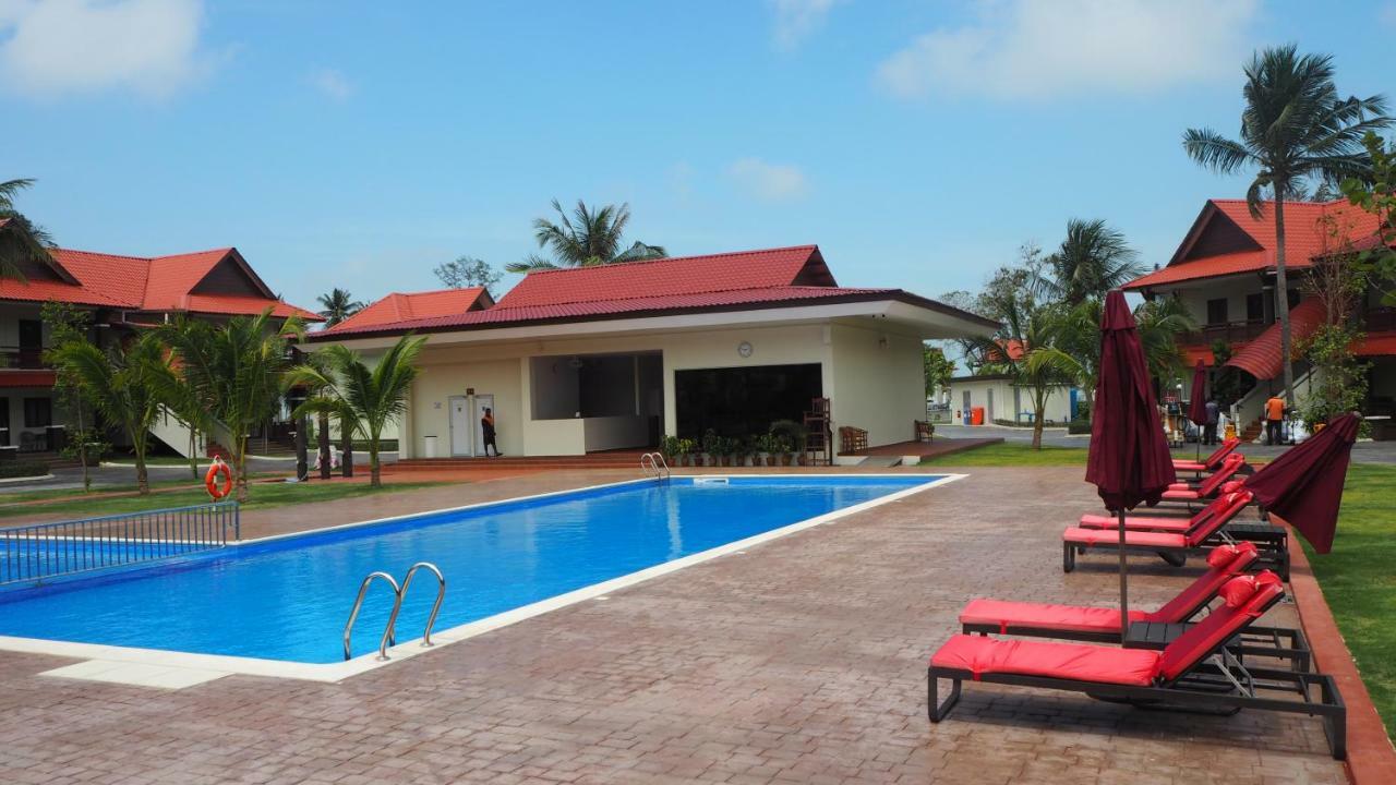 Lotus Seaview Beach Resort, Pengerang Kampung Sungai Rengit Esterno foto
