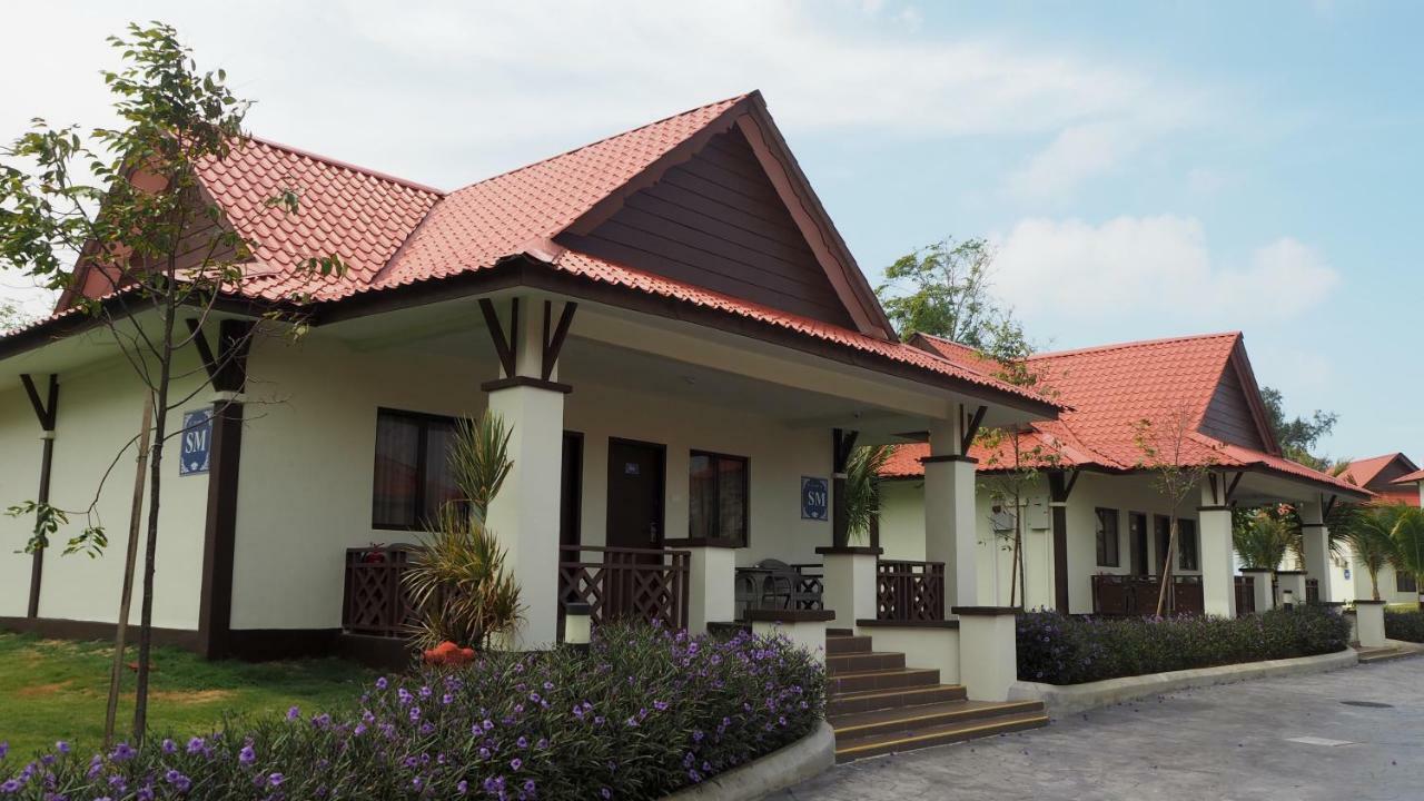 Lotus Seaview Beach Resort, Pengerang Kampung Sungai Rengit Esterno foto