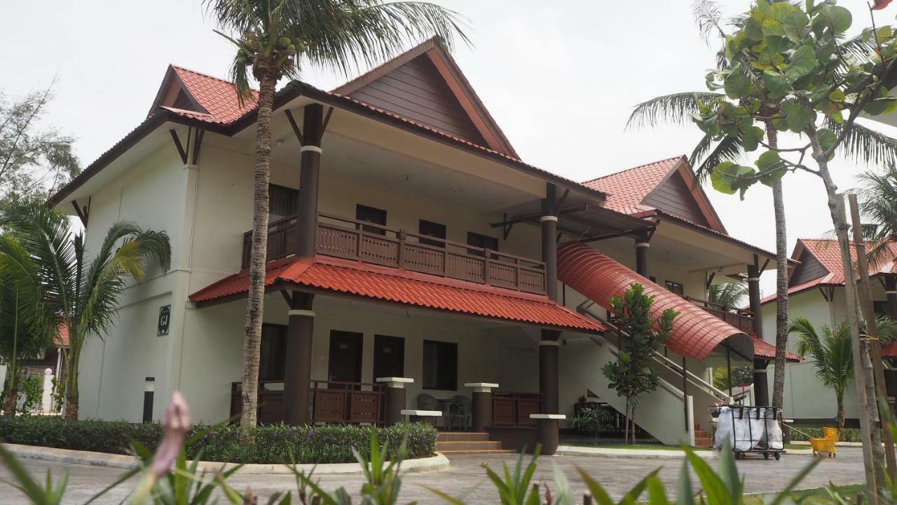 Lotus Seaview Beach Resort, Pengerang Kampung Sungai Rengit Esterno foto