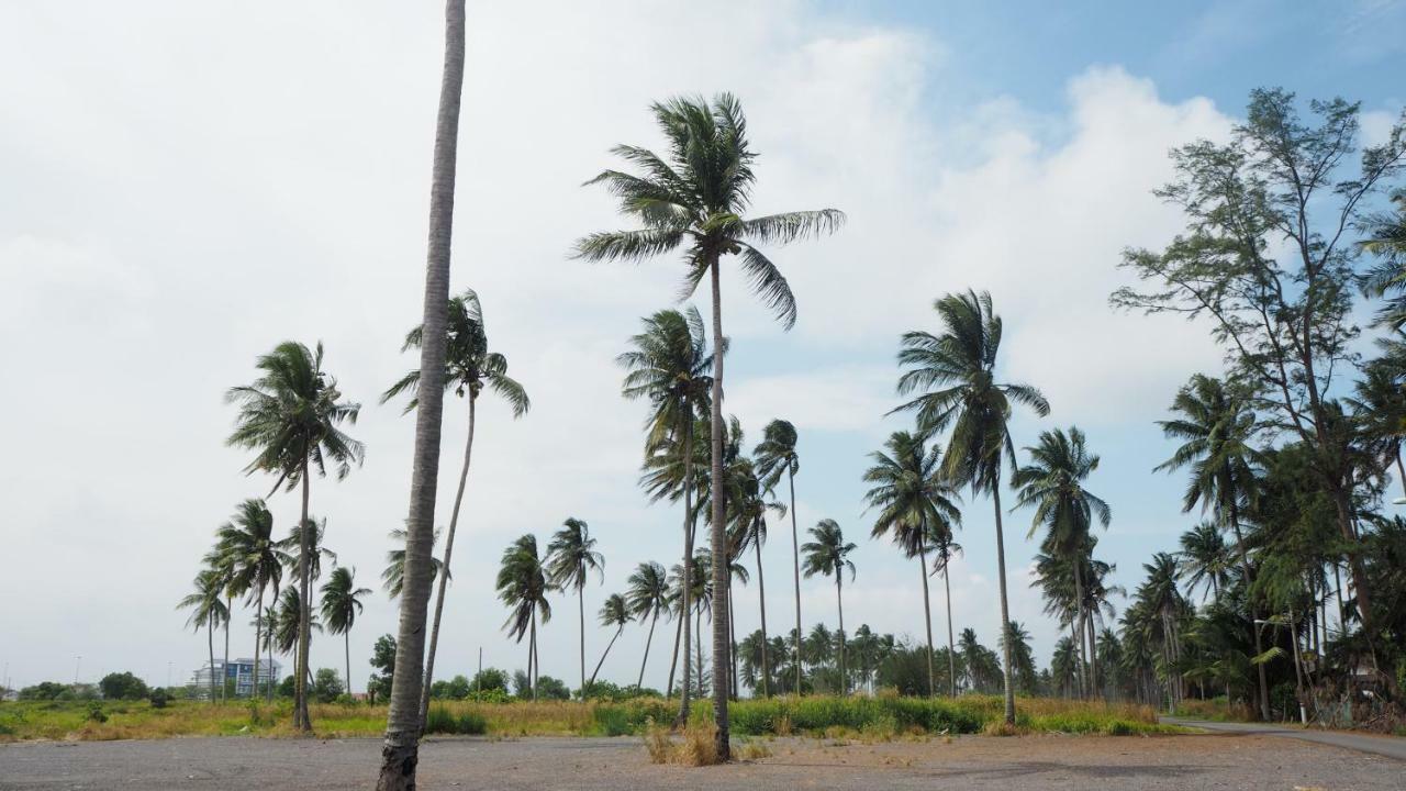 Lotus Seaview Beach Resort, Pengerang Kampung Sungai Rengit Esterno foto