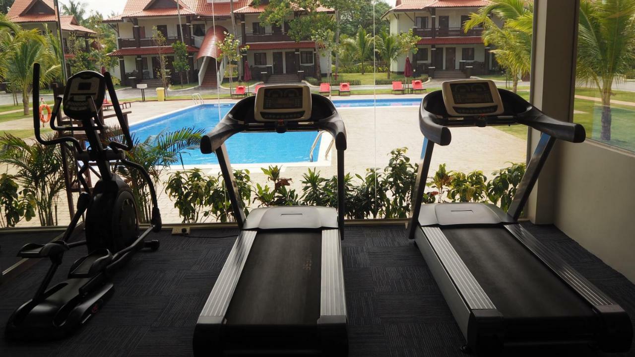 Lotus Seaview Beach Resort, Pengerang Kampung Sungai Rengit Esterno foto