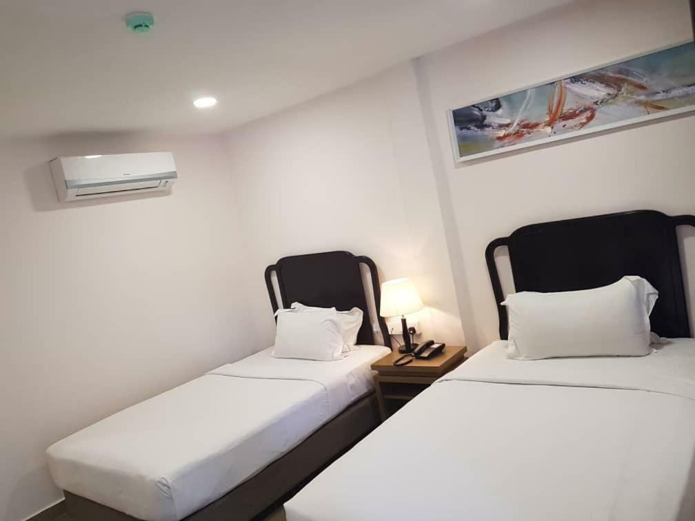 Lotus Seaview Beach Resort, Pengerang Kampung Sungai Rengit Esterno foto