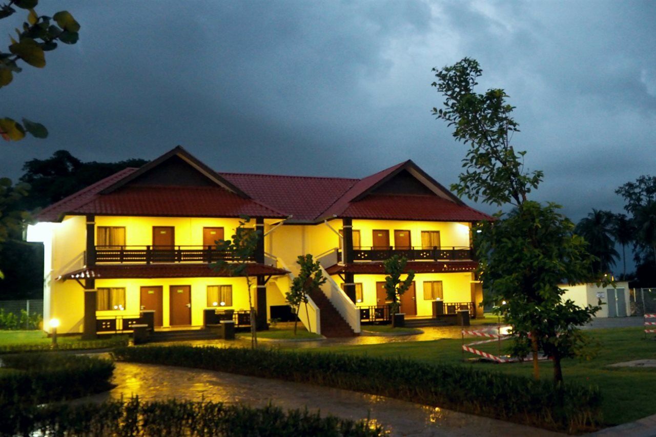 Lotus Seaview Beach Resort, Pengerang Kampung Sungai Rengit Esterno foto