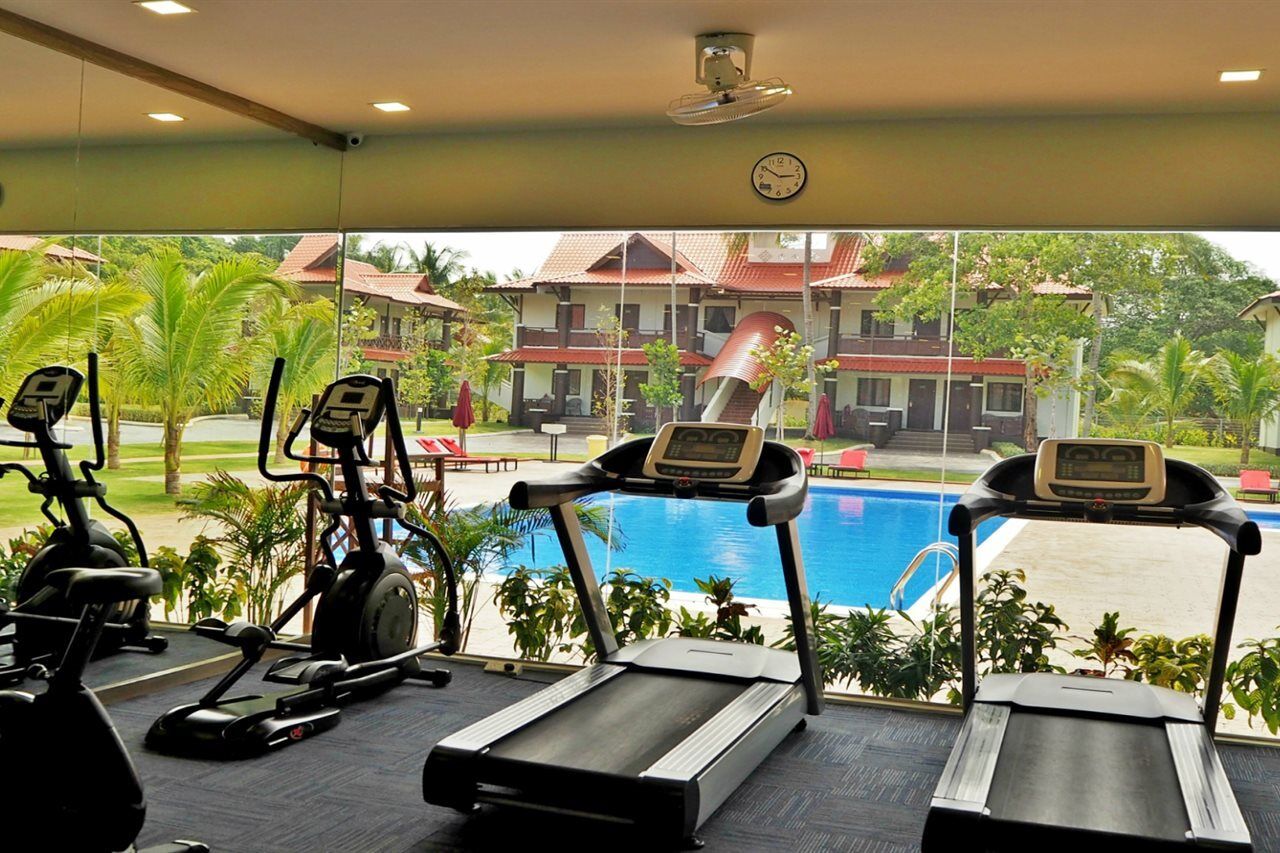 Lotus Seaview Beach Resort, Pengerang Kampung Sungai Rengit Esterno foto